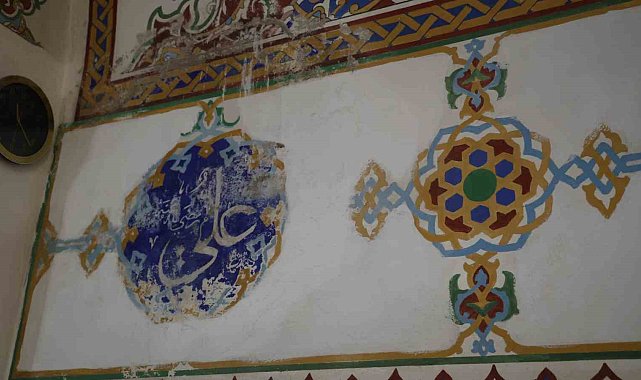 5 asırlık miras alarm veriyor: Ahi Evran Cami'nin sıva ve boyaları dökülüyor