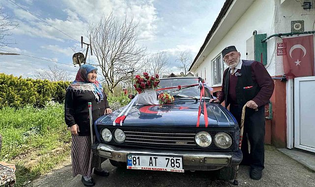 86 yaşında eşi için gelin arabası süsledi, kendi yazdığı şiirle aşkını haykırdı