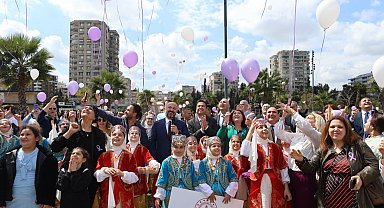 Adana'da gökyüzüne mor balonlar bırakıldı