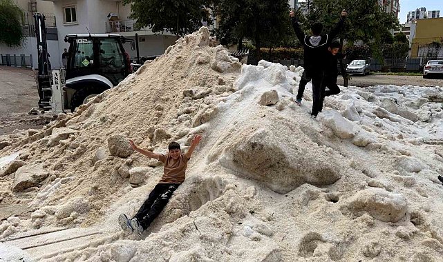 Adana'da nisan ayında çocukların kar topu keyfi
