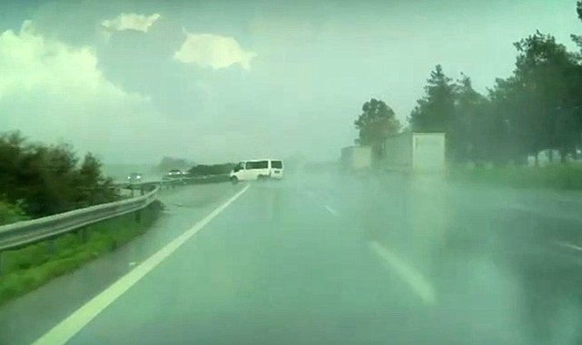 Adana'da panelvan araç takla attı