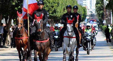 Adana'da polis korteji nefes kesti