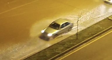 Adana'da şiddetli yağmur cadde ve sokakları göle çevirdi