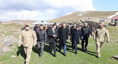 Ağrı Valisi Önder Bozkurt deprem bölgesinde