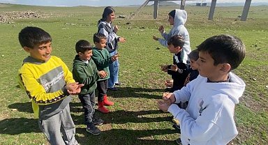 Ağrı'da köy çocukları geleneksel oyunlarla büyüyor