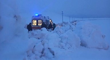 Ağrı'da nisan karı yolu kapattı: Hasta kurtarmaya giden ambulansa ekipler yetişti