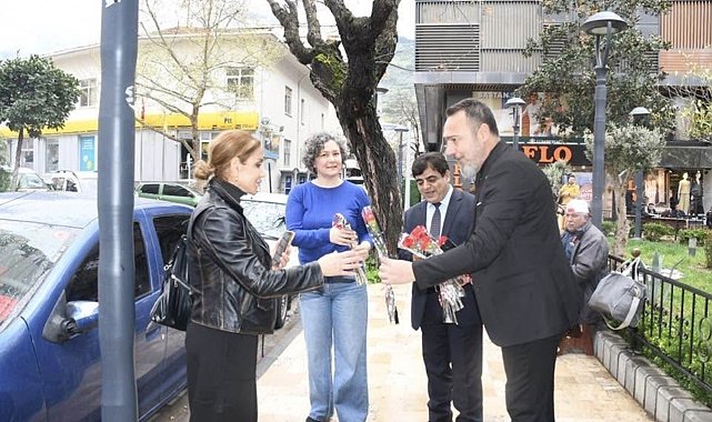 Ağrılılardan Manisa sokaklarında 404 karanfille kutlama