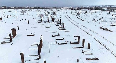 Ahlat'ın tarihi mekanlarında kar güzelliği