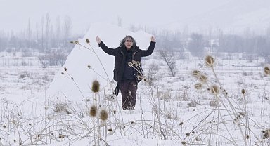 Akademisyenden doğa ve hafıza temalı performans