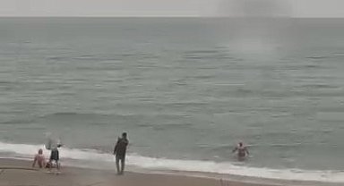 Akçakoca'da yağmura ve soğuk havaya rağmen denize girdiler