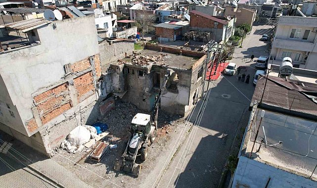 Akdeniz Belediyesi metruk binaları kontrollü şekilde yıkıyor