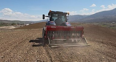 Akıncılar Belediyesi, nohut tohumlarını toprakla buluşturdu