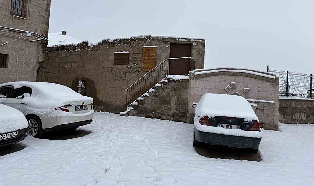 Aksaray'ın Güzelyurt ilçesi, çiçek açmış meyve ağaçları ve yağan karla ilçe beyaza büründü