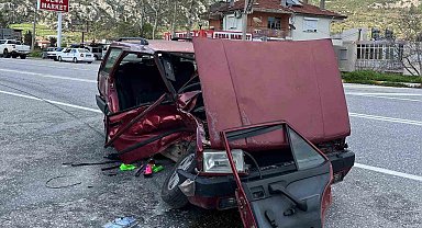 Akseki'de iki otomobil çarpıştı: 3 yaralı