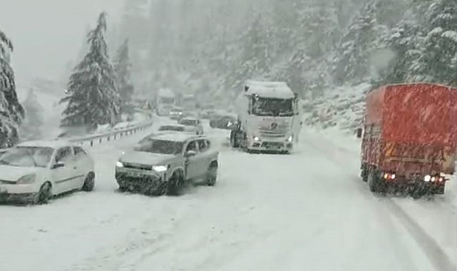 Alacabel'de nisan ayında kar sürprizi, sürücüler zor anlar yaşadı