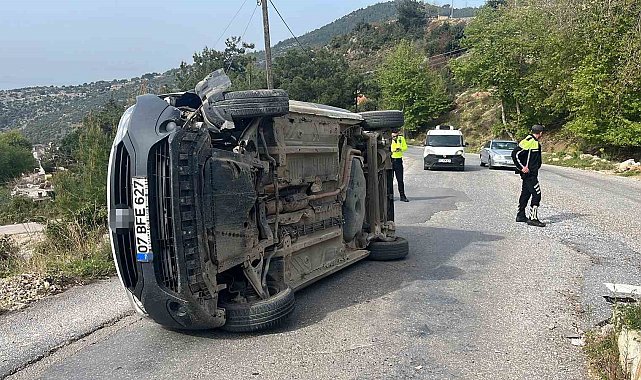 Alanya'da refüje çarpan hafif ticari araç devrildi: 1 yaralı
