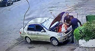 Alev alan otomobili üfleyerek söndürmeye çalıştı: O anlar kamerada