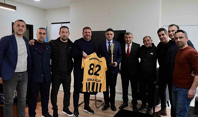 Aliağa Masterler, şampiyonluk kupasını Başkan Acar'a götürdü