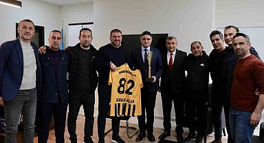 Aliağa Masterler, şampiyonluk kupasını Başkan Acar'a götürdü