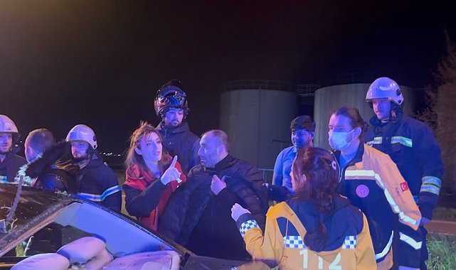 Alkollü otomobil sürücüsü önce ağaca, ardından tabelaya çarparak karşı şeride geçti