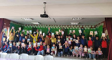 Altıntaş'ta "Okuyan Nesil" projesinde anlamlı etkinlik: Öğrenciler kitap hediyeleşti