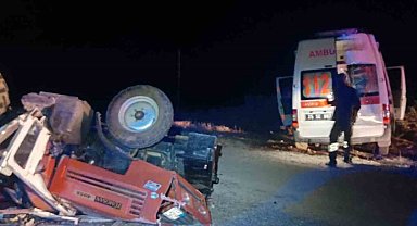 Ambulans traktöre arkadan çarptı: 4 yaralı