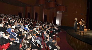 Ankara'da gençlik tiyatrosundan güçlü performans