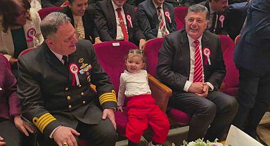 Annesinin elinden kurtulan minik, Vali Arslan'ın koltuğuna oturdu