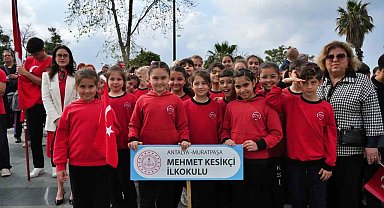 Antalya'da 23 Nisan kutlamaları çelenk sunma töreniyle başladı