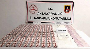 Antalya'da bir araçta yapılan aramada uyuşturucu madde ele geçirildi