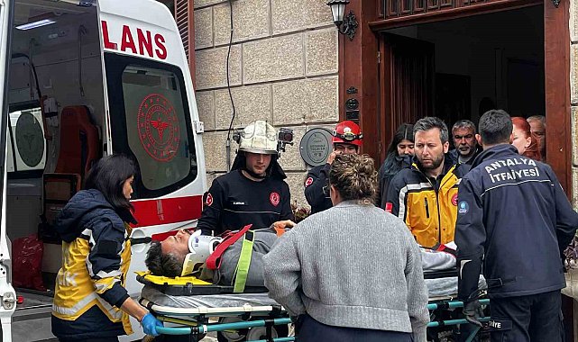 Antalya'da depoya inmek isterken düşen genç yaralandı