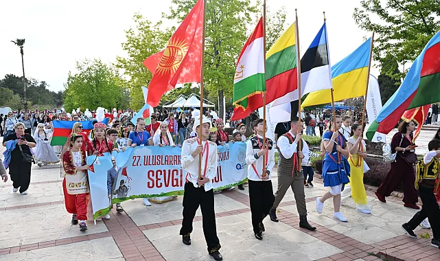 Antalya'da çocuklar Sevgi Korteji'nde buluştu