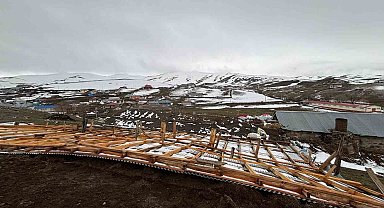 Ardahan'da şiddetli rüzgar çatıları uçurdu