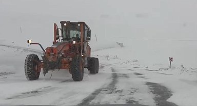 Ardahan'ın yüksek kesimlerinde kar ve tipi ulaşımı aksatıyor