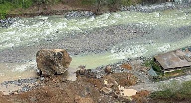 Ardeşen'de korkutan heyelan
