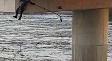 Asılı kalan güvercini halatla inip kurtardılar