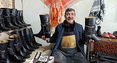 Asırlık kalıplarla körüklü çizme üretiyor