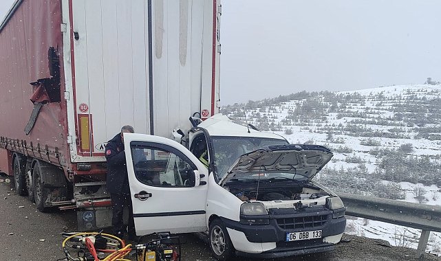 Aşkale yolunda feci kaza: Hafif Ticari araç, Tır'a arkadan çarptı, 2 ölü 3 yaralı