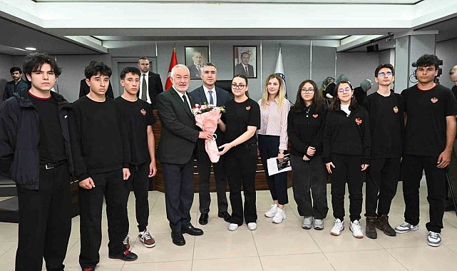 Aslı Derbent Özkan Lisesi öğrencileri Belediye Meclisi'ne konuk oldu