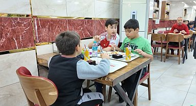 Avcılar'da bir esnaf 23 Nisan dolayısıyla çocuklara ücretsiz yemek ikram etti