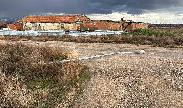 Aydınlatma direği yol ortasına devrildi, faciadan dönüldü
