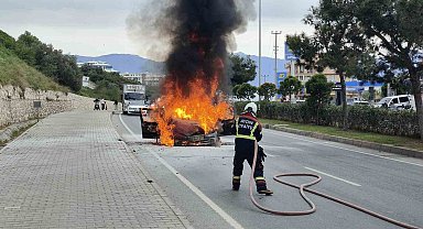 Aynı noktada 2 araç alevlere teslim oldu