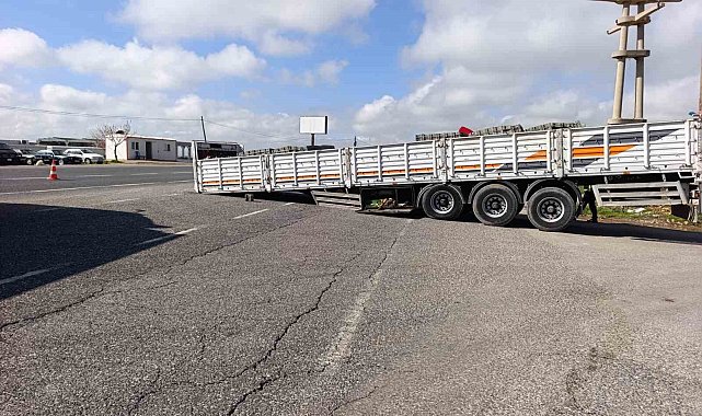 Ayrılan dorse yolu trafiğe kapattı