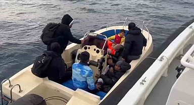 Ayvacık açıklarında 13 kaçak göçmen ile 2 organizatör yakalandı