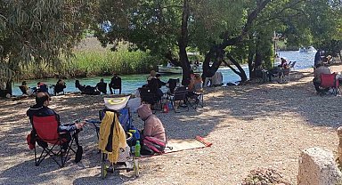 Azmak Nehri'nde tekne yoğunluğu