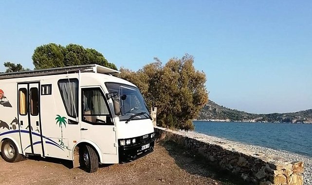 Babasından kalan sessiz hatıralara gözü gibi bakıyor