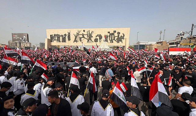 Bağdat'ta binlerce kişi İran'a destek için sokakları doldurdu