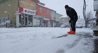 Baharı bekleyen Karlıova karlı bir güne uyandı