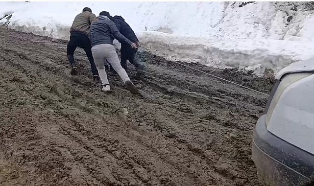 Bahçesaray'da çamurla mücadele: Vatandaşlar araçlarını iple çekerek ilerliyor