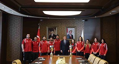 Bakan Bak, Avrupa şampiyonu milli güreşçileri ağırladı